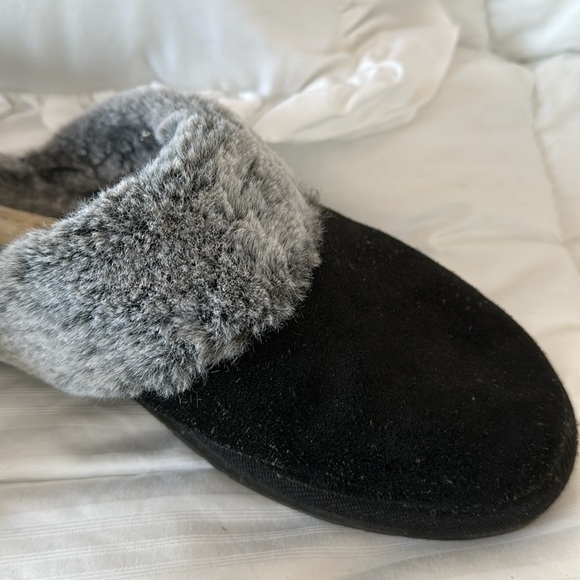 Comfy Minnetonka Slippers - 10 - Picture 3 of 10